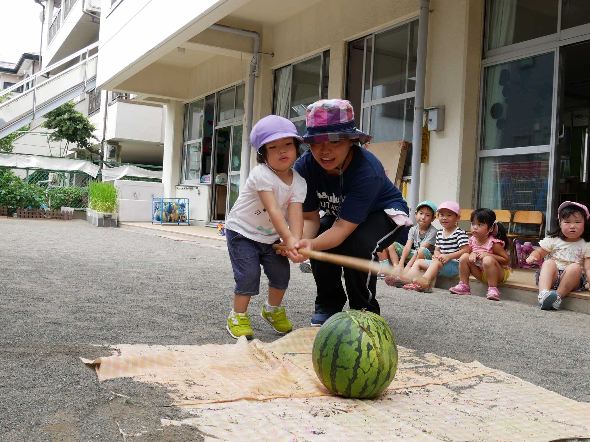 「すいか割り」に挑戦！