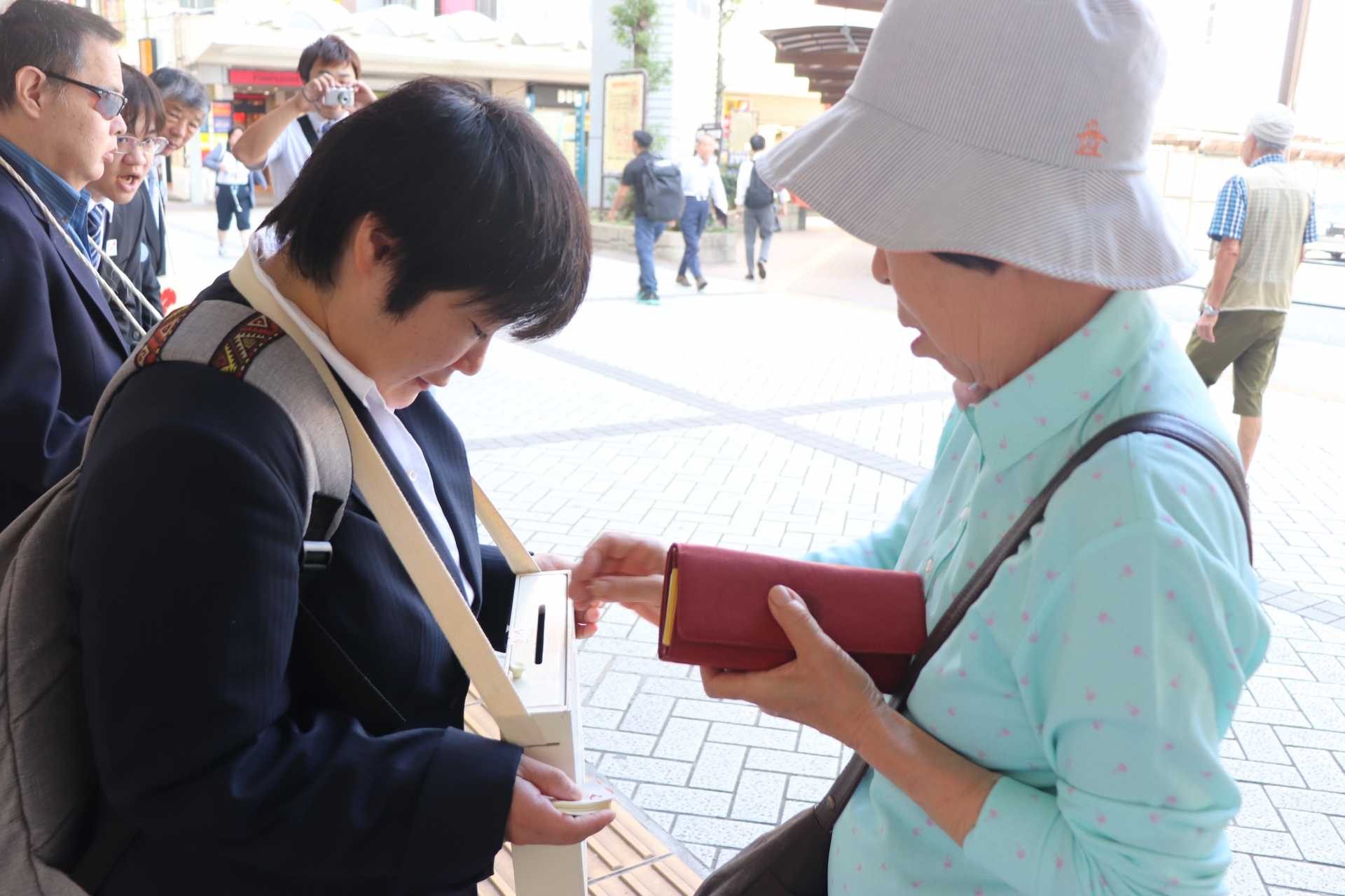 赤い羽根街頭募金に参加しました!