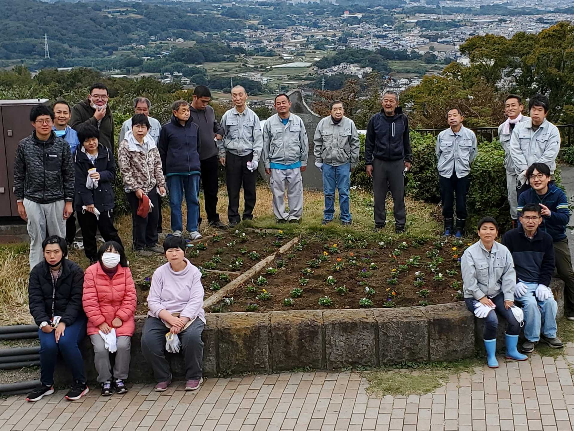 令和4年11月1日（火）　サンメッセ・やえくぼ　湘南平花壇植栽